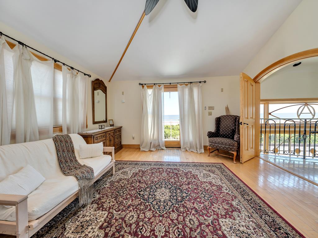 https://realtimerental.com/rrv10/RentalPhotos/1015/1015498.10.jpg