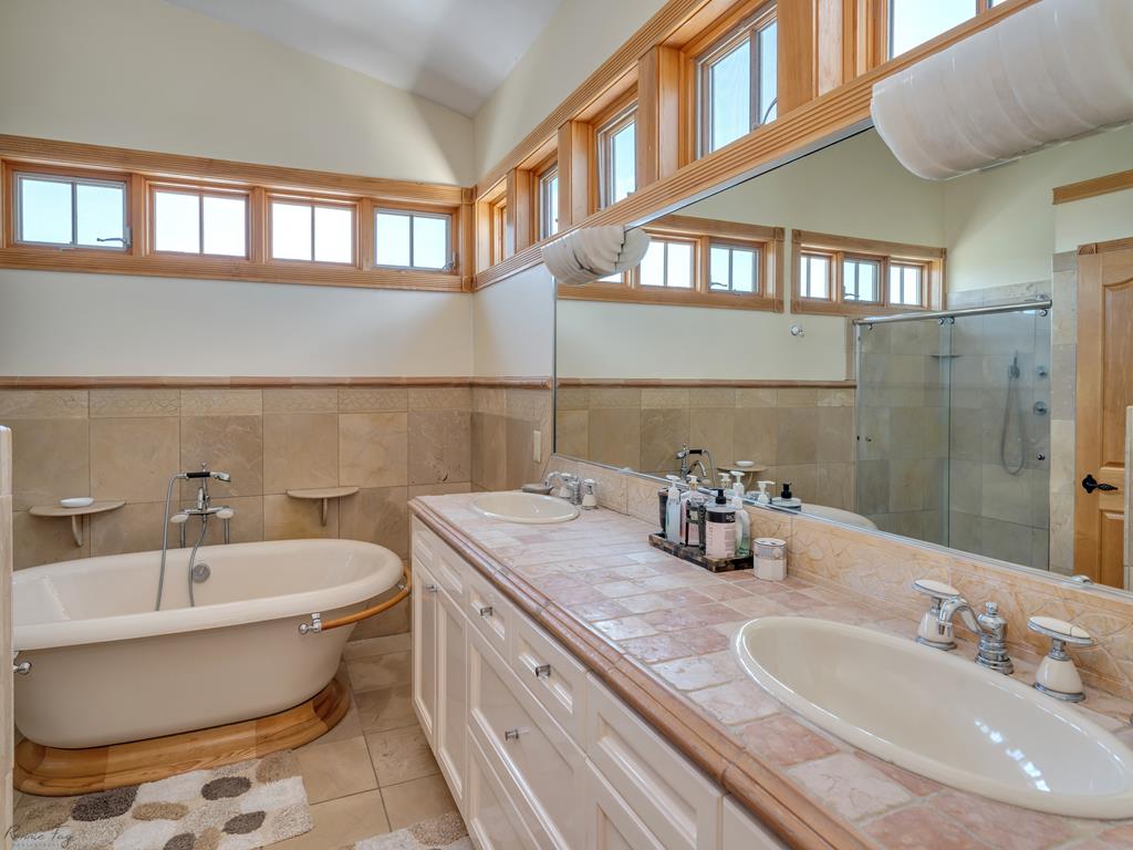 https://realtimerental.com/rrv10/RentalPhotos/1015/1015498.11.jpg