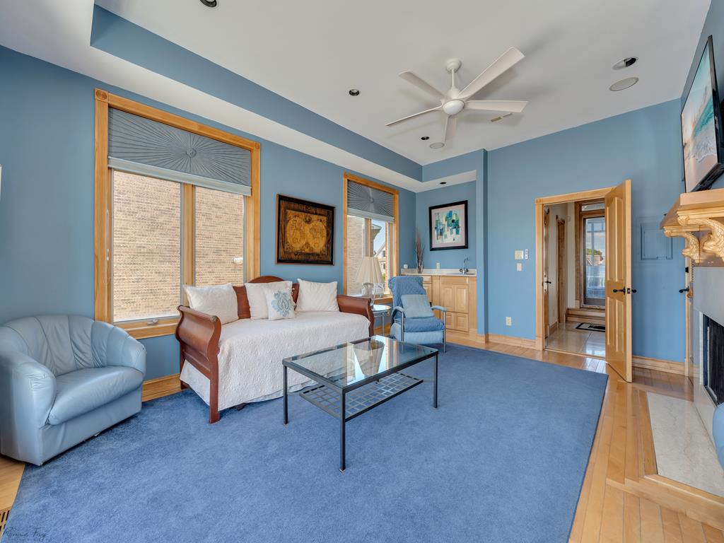 https://realtimerental.com/rrv10/RentalPhotos/1015/1015498.14.jpg