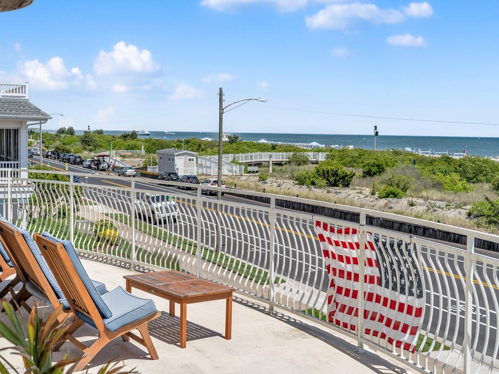 https://realtimerental.com/rrv10/RentalPhotos/1015/1015498.16.jpg