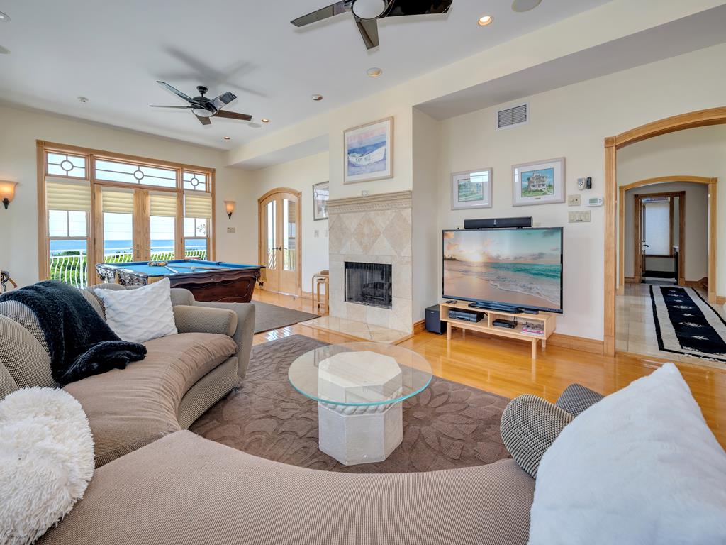 https://realtimerental.com/rrv10/RentalPhotos/1015/1015498.17.jpg
