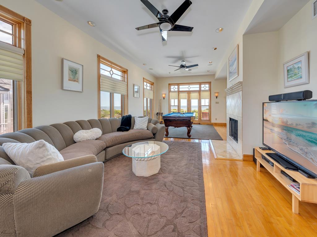 https://realtimerental.com/rrv10/RentalPhotos/1015/1015498.18.jpg