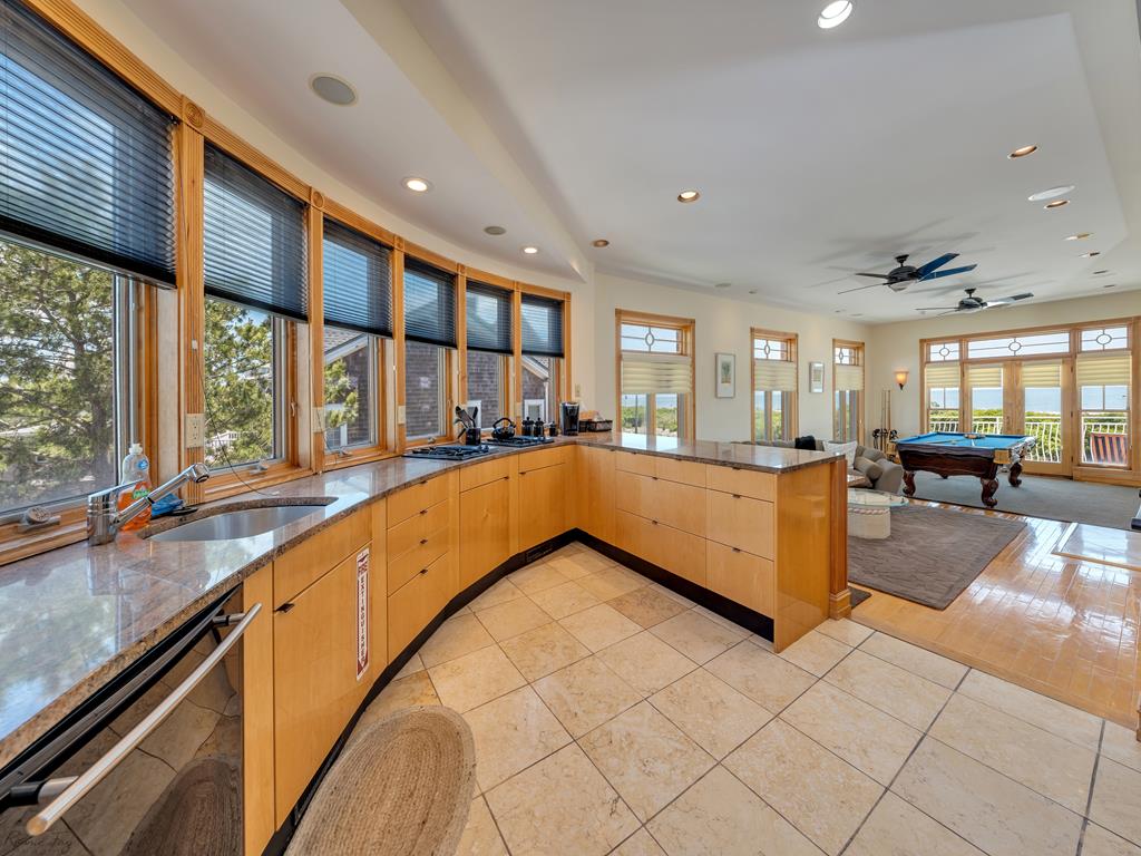 https://realtimerental.com/rrv10/RentalPhotos/1015/1015498.21.jpg