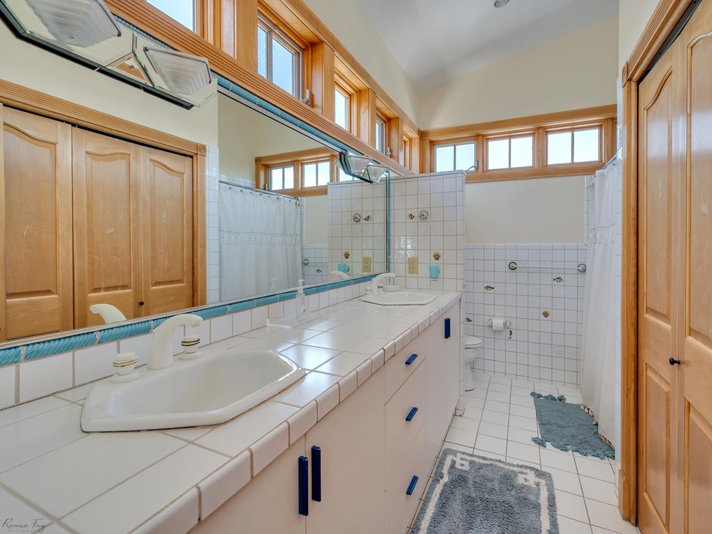https://realtimerental.com/rrv10/RentalPhotos/1015/1015498.7.jpg