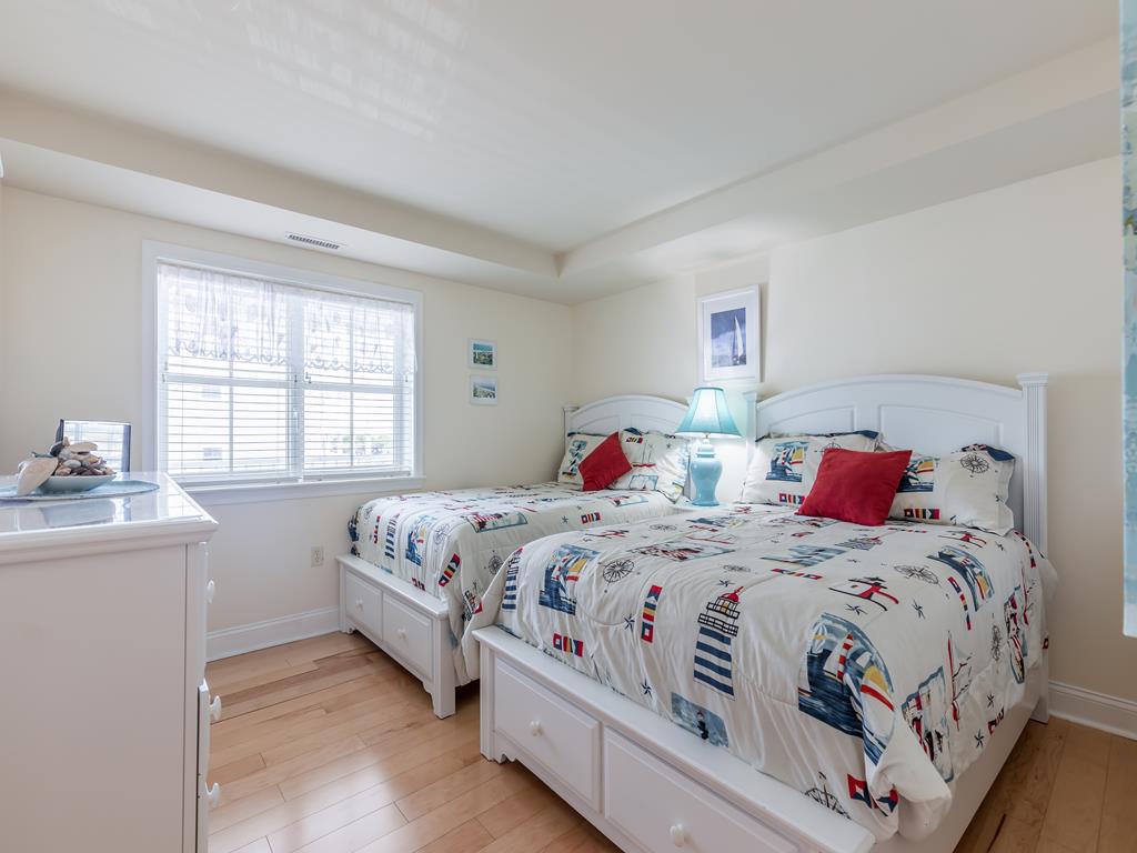 https://realtimerental.com/rrv10/RentalPhotos/1015/1015765.15.jpg