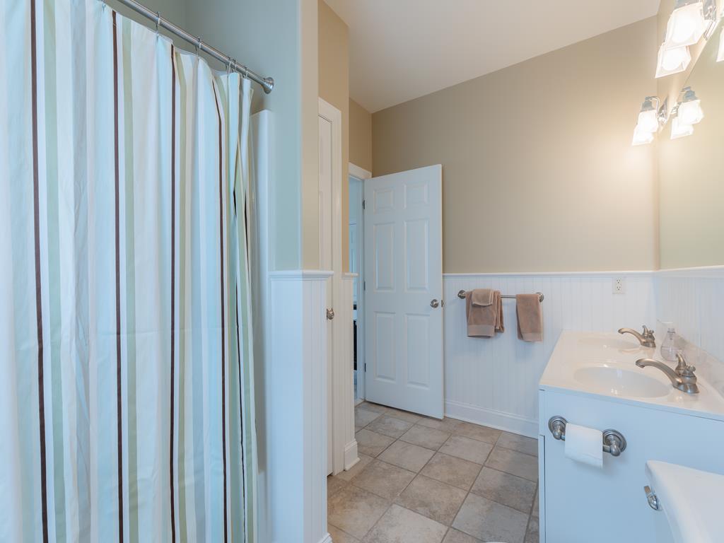 https://realtimerental.com/rrv10/RentalPhotos/1016/1016581.10.jpg