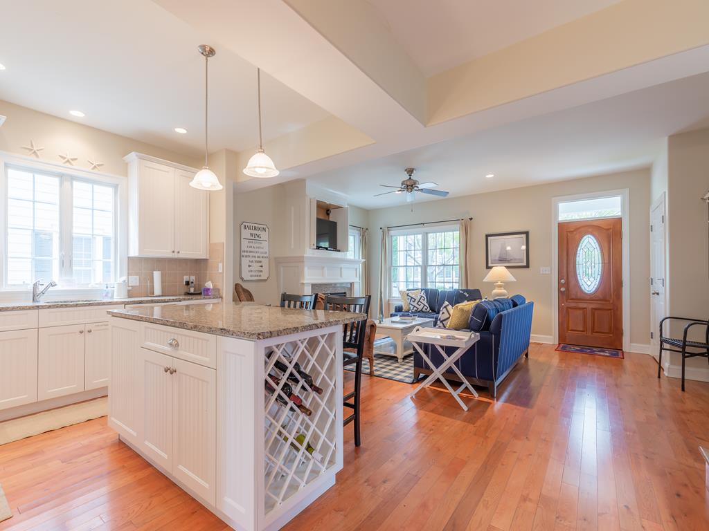 https://realtimerental.com/rrv10/RentalPhotos/1016/1016581.17.jpg