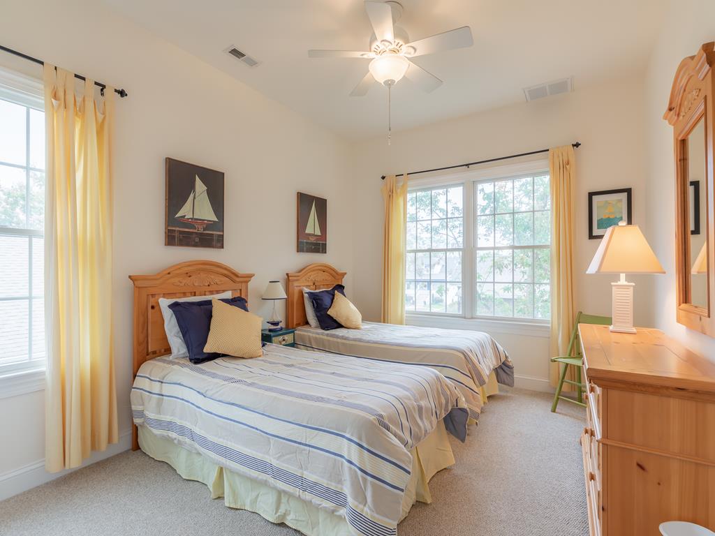 https://realtimerental.com/rrv10/RentalPhotos/1016/1016581.2.jpg