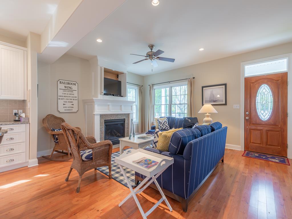 https://realtimerental.com/rrv10/RentalPhotos/1016/1016581.21.jpg