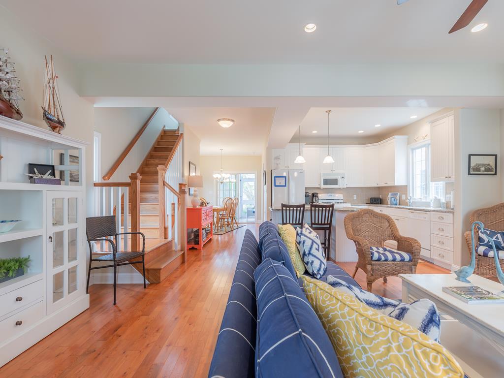 https://realtimerental.com/rrv10/RentalPhotos/1016/1016581.23.jpg