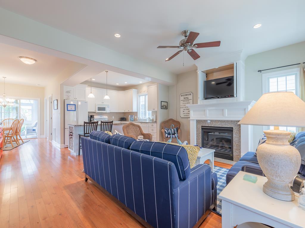https://realtimerental.com/rrv10/RentalPhotos/1016/1016581.24.jpg
