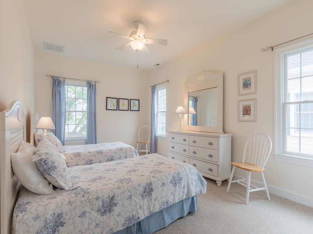 https://realtimerental.com/rrv10/RentalPhotos/1016/1016581.3.jpg
