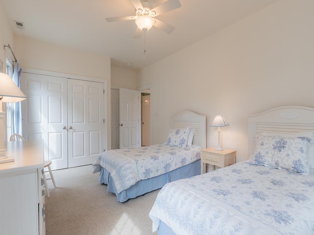 https://realtimerental.com/rrv10/RentalPhotos/1016/1016581.4.jpg
