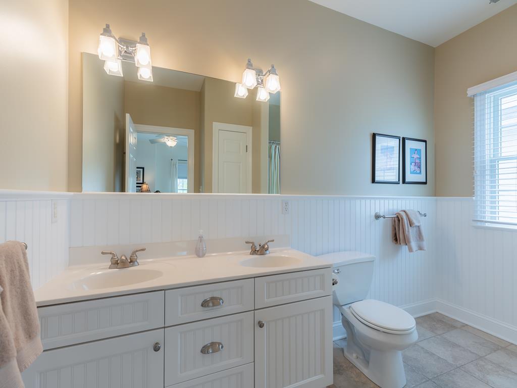 https://realtimerental.com/rrv10/RentalPhotos/1016/1016581.9.jpg