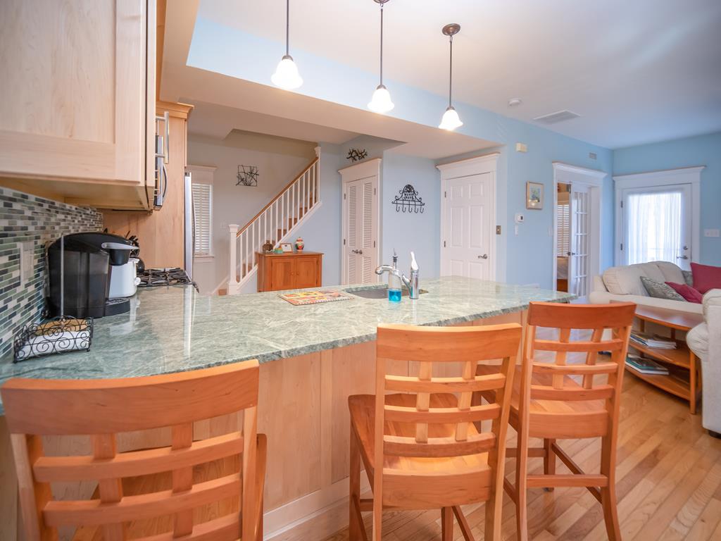 https://realtimerental.com/rrv10/RentalPhotos/1016/1016582.10.jpg