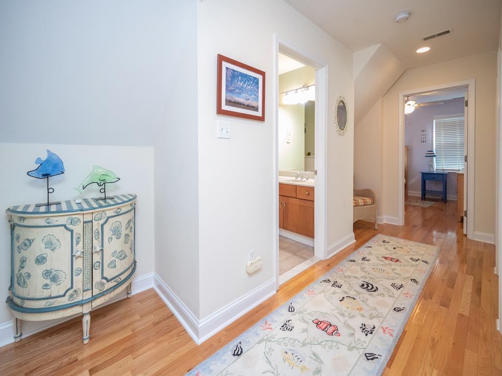 https://realtimerental.com/rrv10/RentalPhotos/1016/1016582.18.jpg