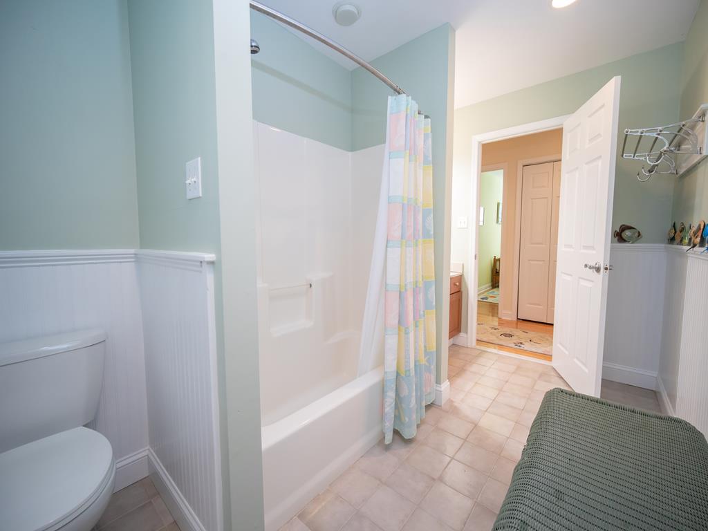 https://realtimerental.com/rrv10/RentalPhotos/1016/1016582.20.jpg