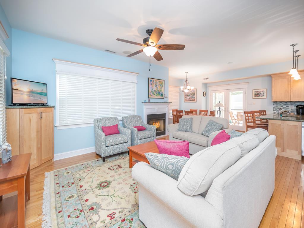 https://realtimerental.com/rrv10/RentalPhotos/1016/1016582.3.jpg