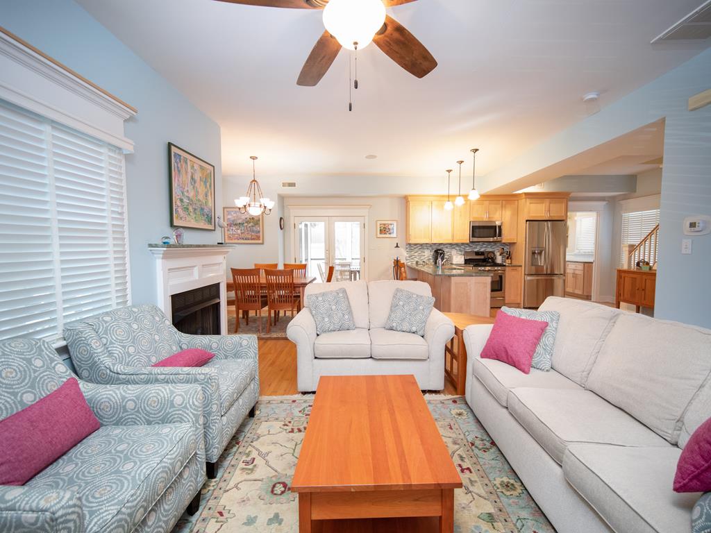 https://realtimerental.com/rrv10/RentalPhotos/1016/1016582.4.jpg