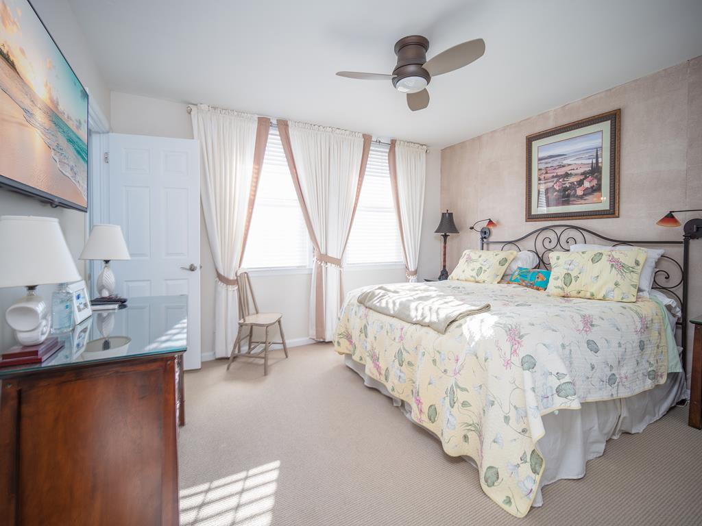 https://realtimerental.com/rrv10/RentalPhotos/1016/1016596.24.jpg