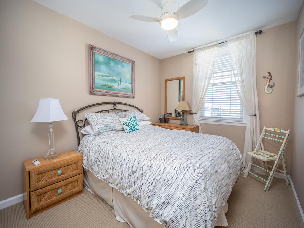 https://realtimerental.com/rrv10/RentalPhotos/1016/1016596.29.jpg