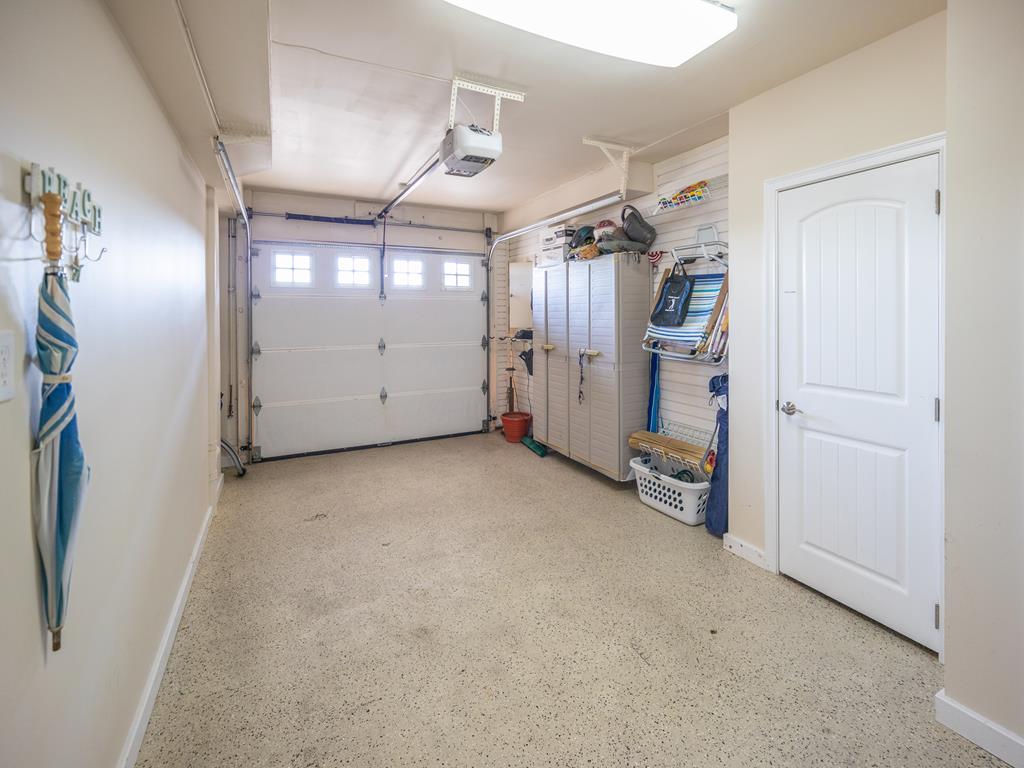 https://realtimerental.com/rrv10/RentalPhotos/1016/1016596.3.jpg