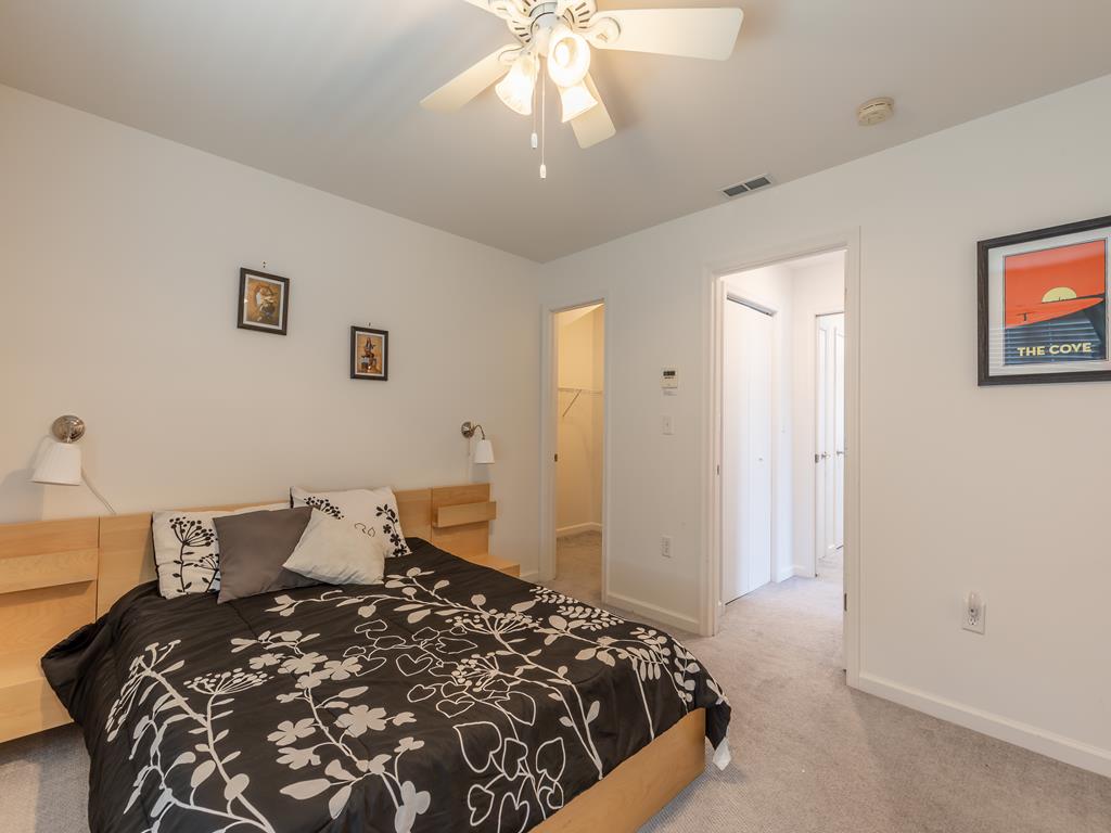 https://realtimerental.com/rrv10/RentalPhotos/1016/1016621.15.jpg