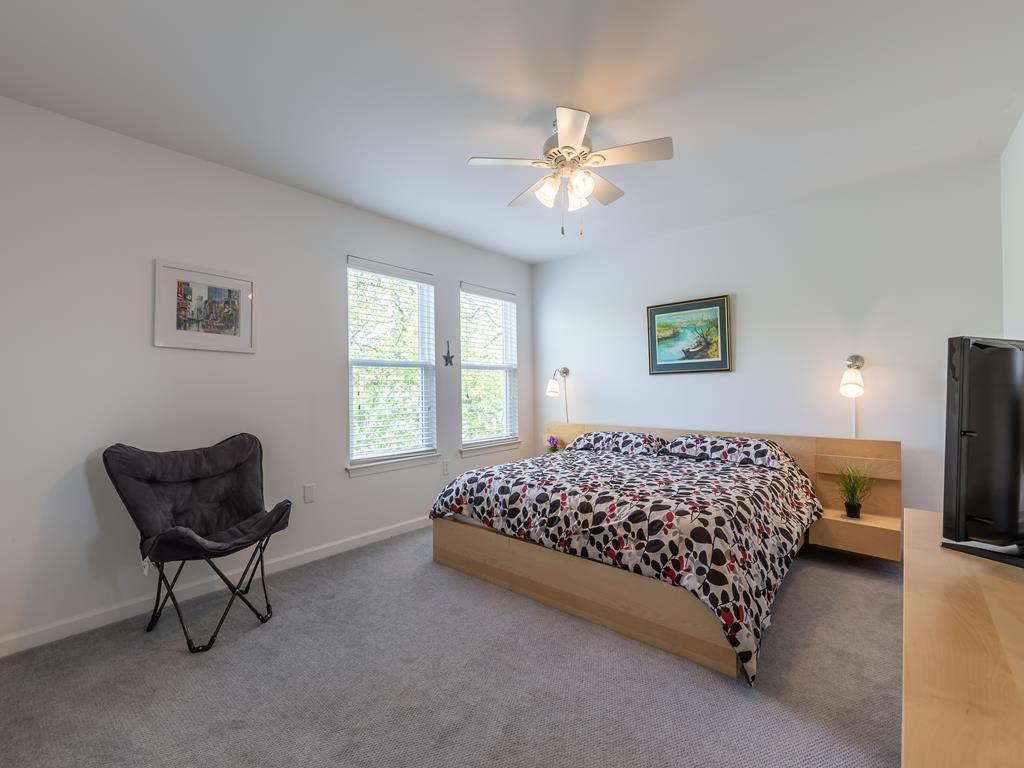 https://realtimerental.com/rrv10/RentalPhotos/1016/1016621.17.jpg