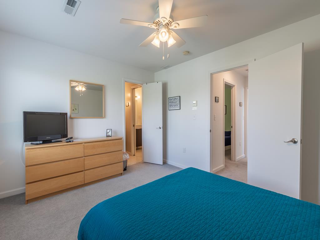 https://realtimerental.com/rrv10/RentalPhotos/1016/1016621.19.jpg