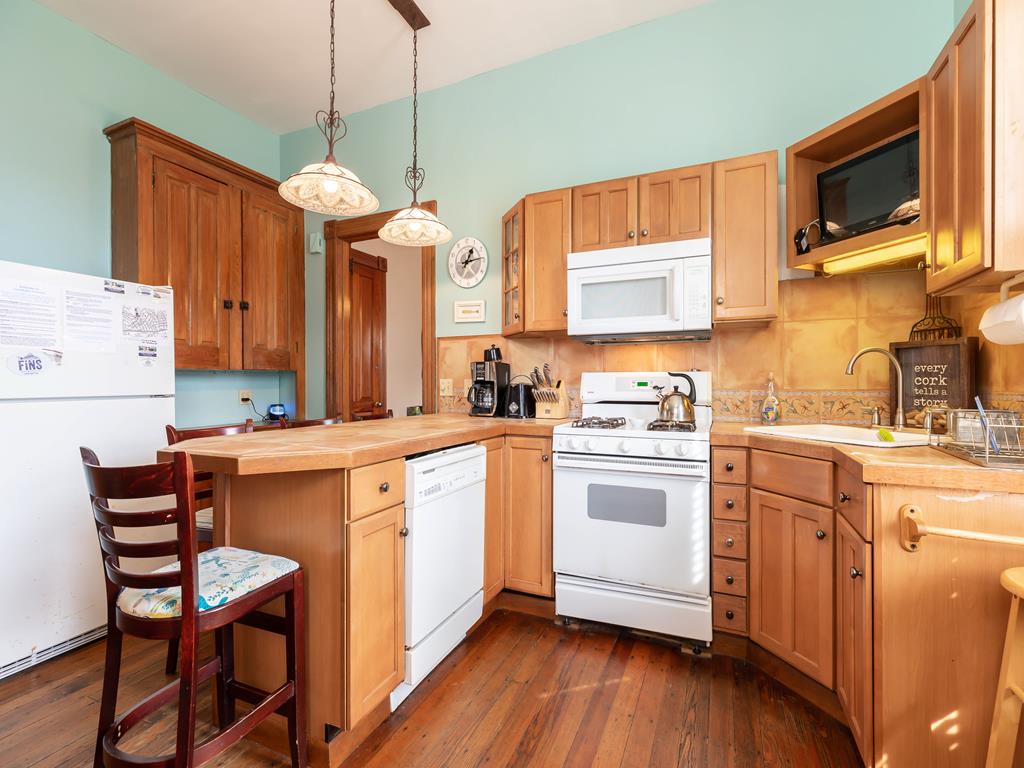https://realtimerental.com/rrv10/RentalPhotos/1016/1016622.17.jpg