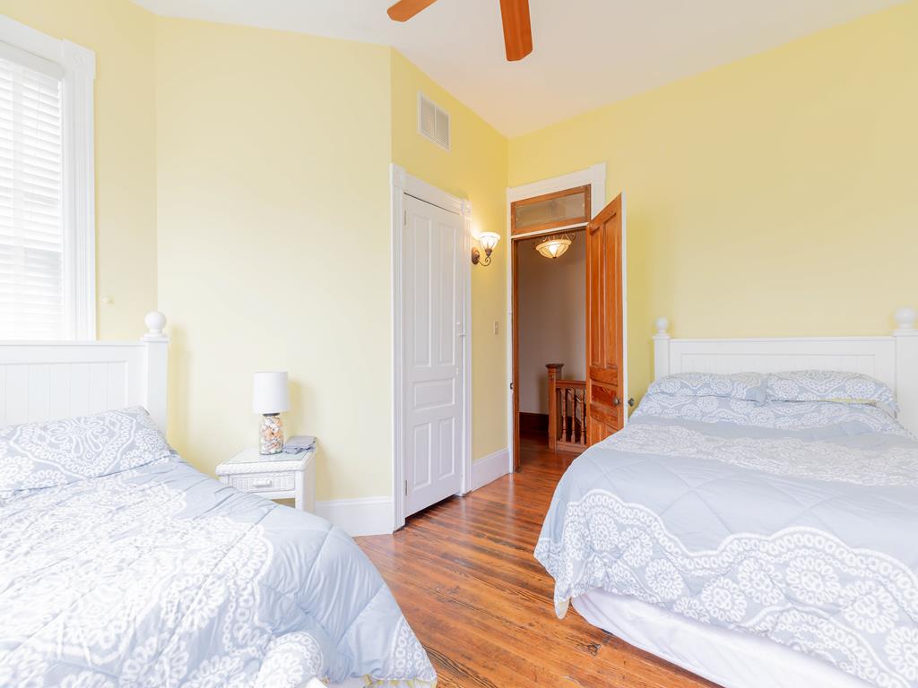 https://realtimerental.com/rrv10/RentalPhotos/1016/1016622.9.jpg