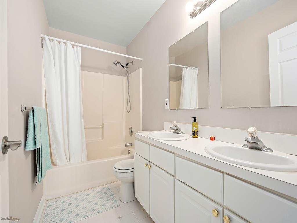https://realtimerental.com/rrv10/RentalPhotos/1016/1016652.10.jpg