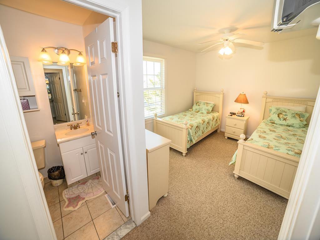 https://realtimerental.com/rrv10/RentalPhotos/1016/1016766.7.jpg