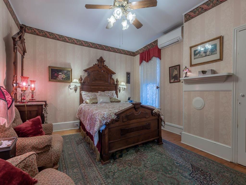 https://realtimerental.com/rrv10/RentalPhotos/1016/1016775.18.jpg