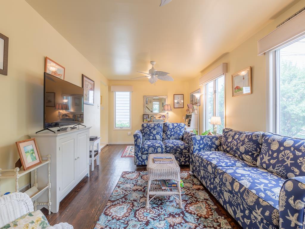 https://realtimerental.com/rrv10/RentalPhotos/1016/1016803.3.jpg