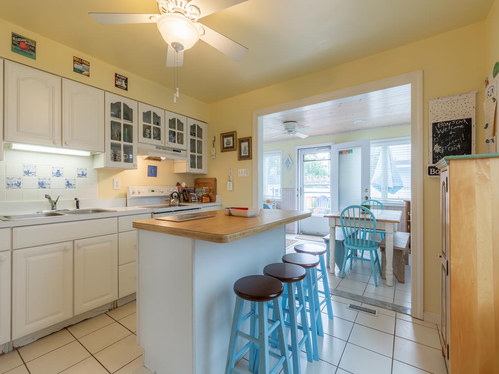 https://realtimerental.com/rrv10/RentalPhotos/1016/1016803.5.jpg