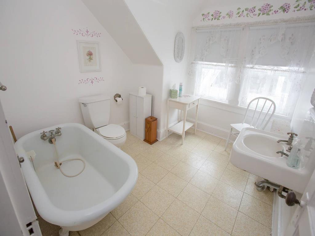 https://realtimerental.com/rrv10/RentalPhotos/1016/1016808.10.jpg