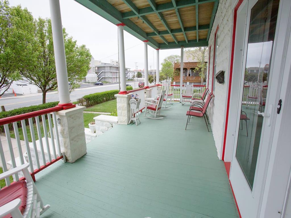https://realtimerental.com/rrv10/RentalPhotos/1016/1016808.17.jpg