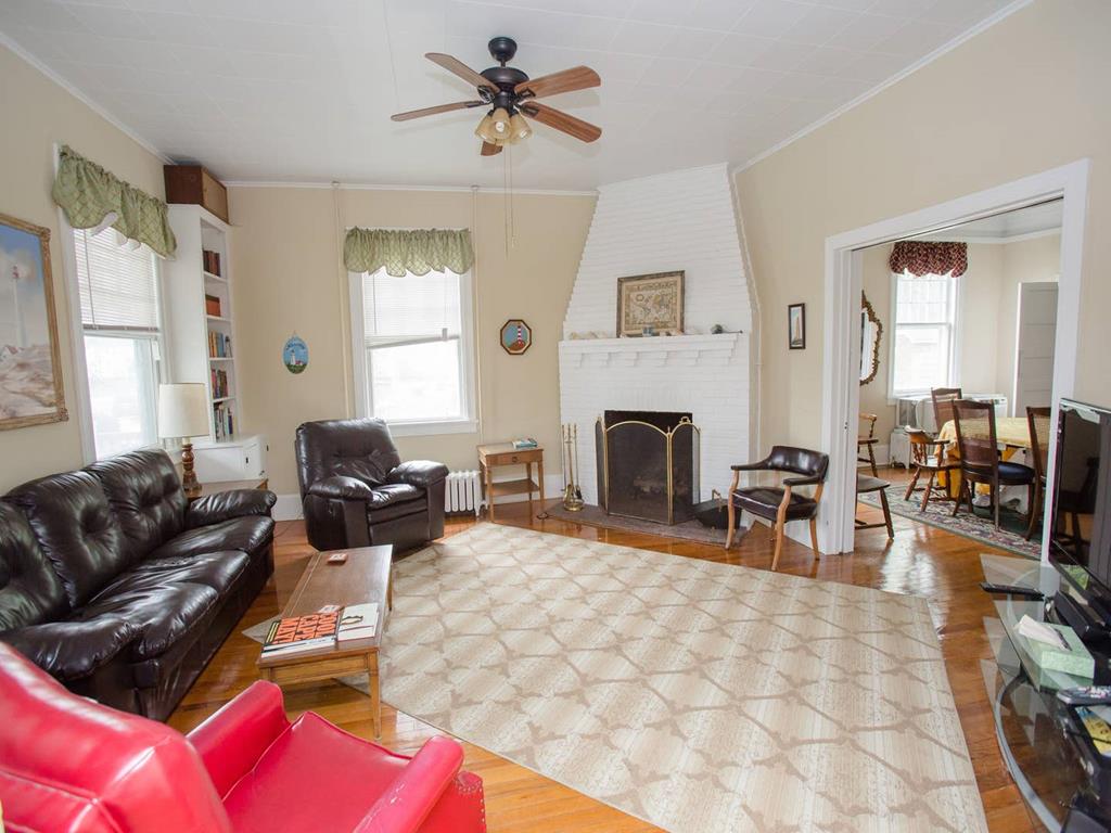 https://realtimerental.com/rrv10/RentalPhotos/1016/1016808.22.jpg