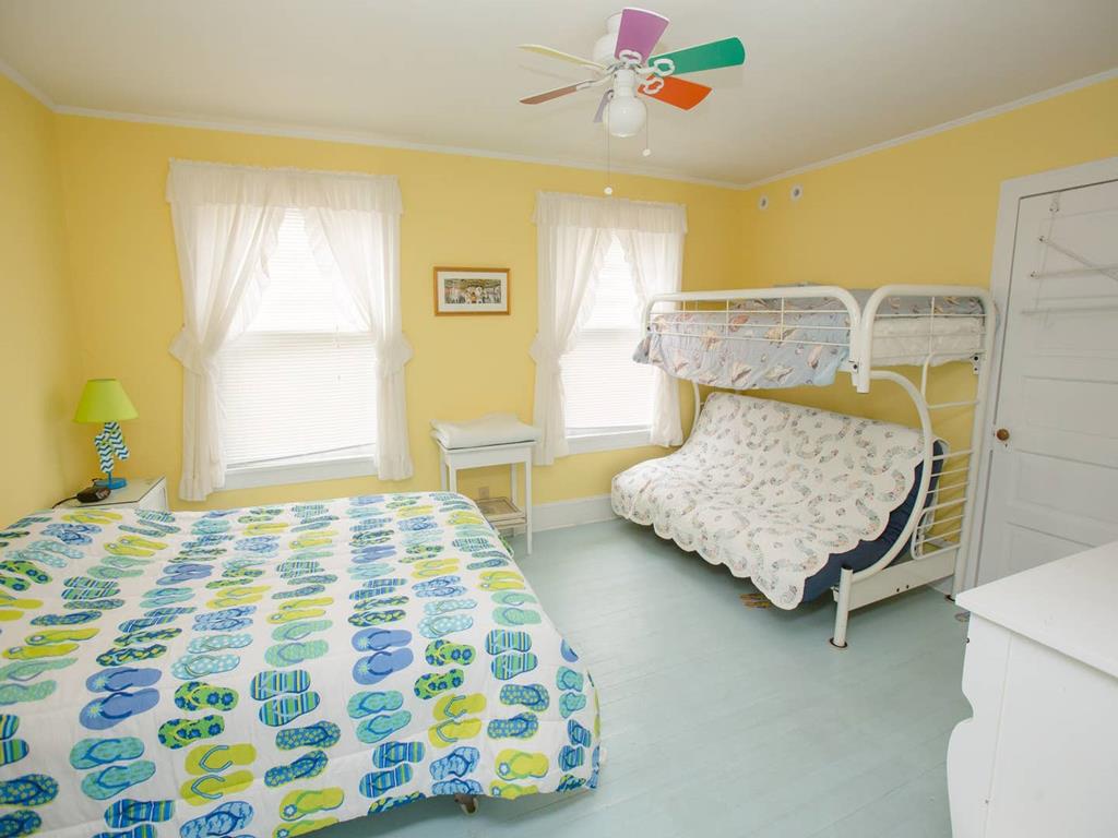 https://realtimerental.com/rrv10/RentalPhotos/1016/1016808.25.jpg