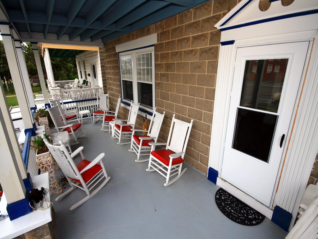https://realtimerental.com/rrv10/RentalPhotos/1016/1016809.1.jpg