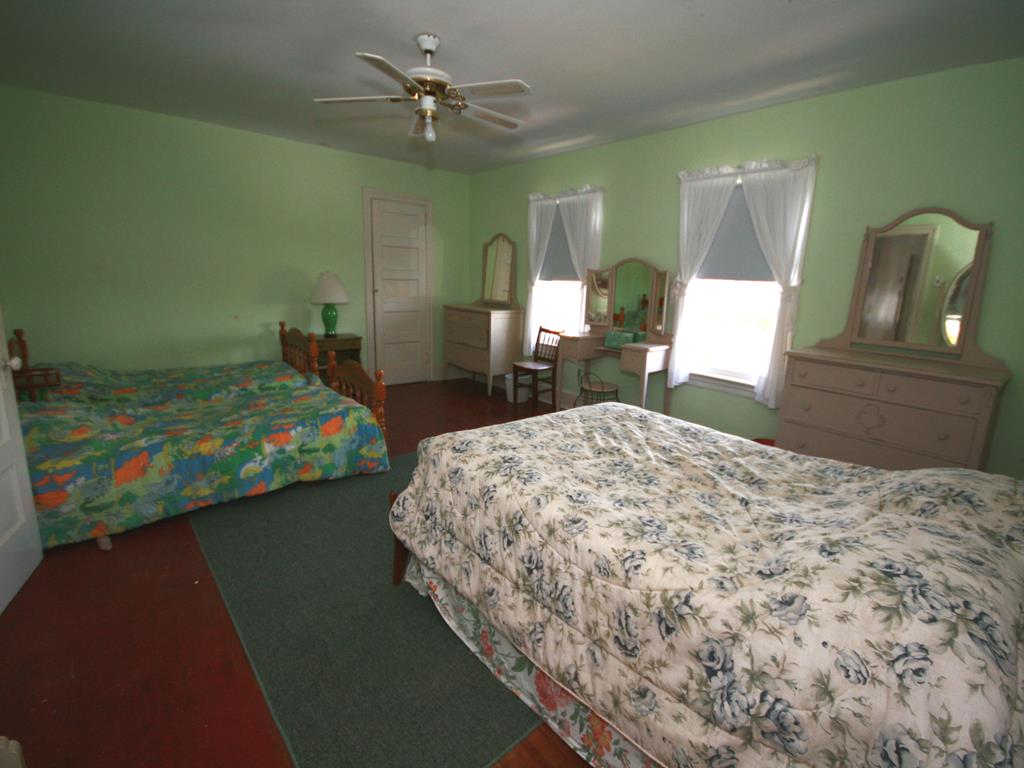 https://realtimerental.com/rrv10/RentalPhotos/1016/1016809.9.jpg