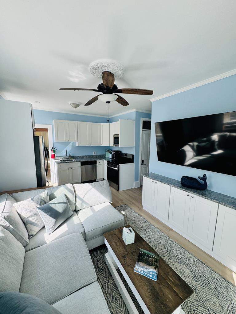 822 Stockton Unit 2/The Blue Whale | Photo 11