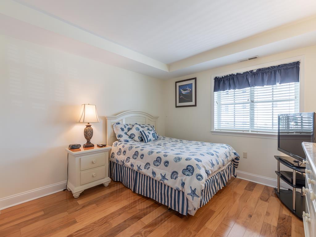 https://realtimerental.com/rrv10/RentalPhotos/1031/1031075.16.jpg