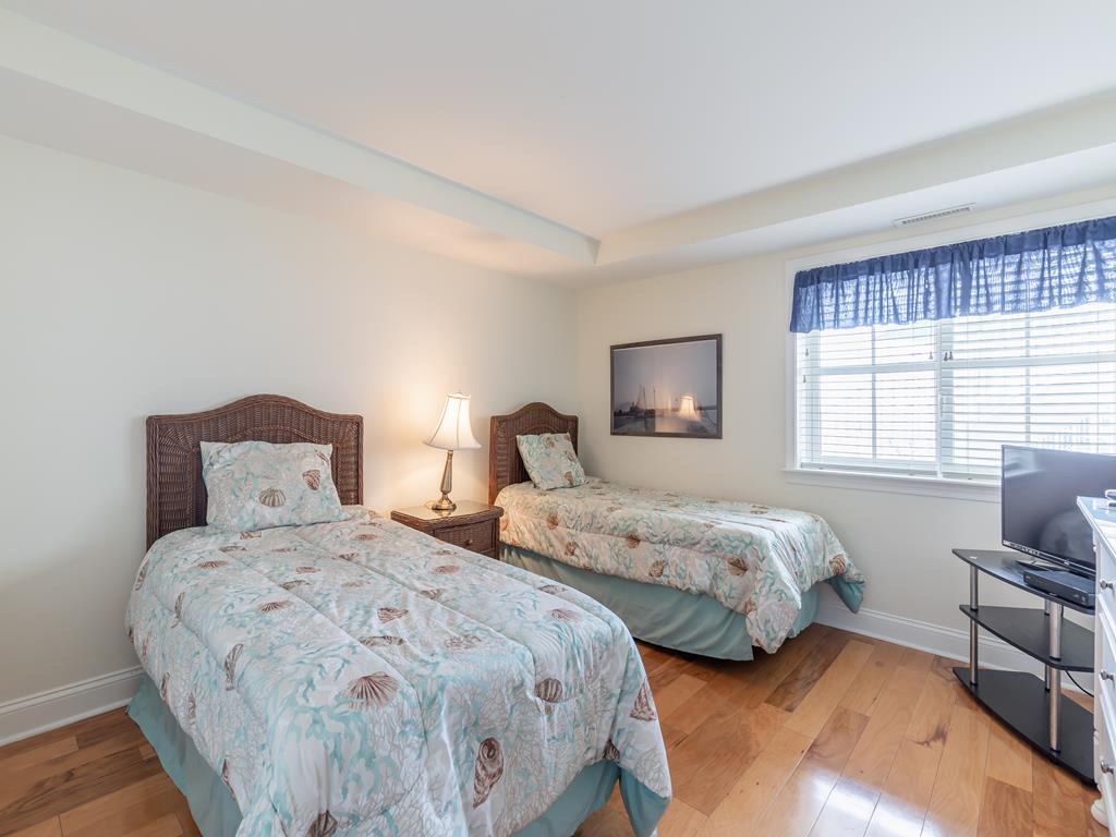 https://realtimerental.com/rrv10/RentalPhotos/1031/1031076.17.jpg