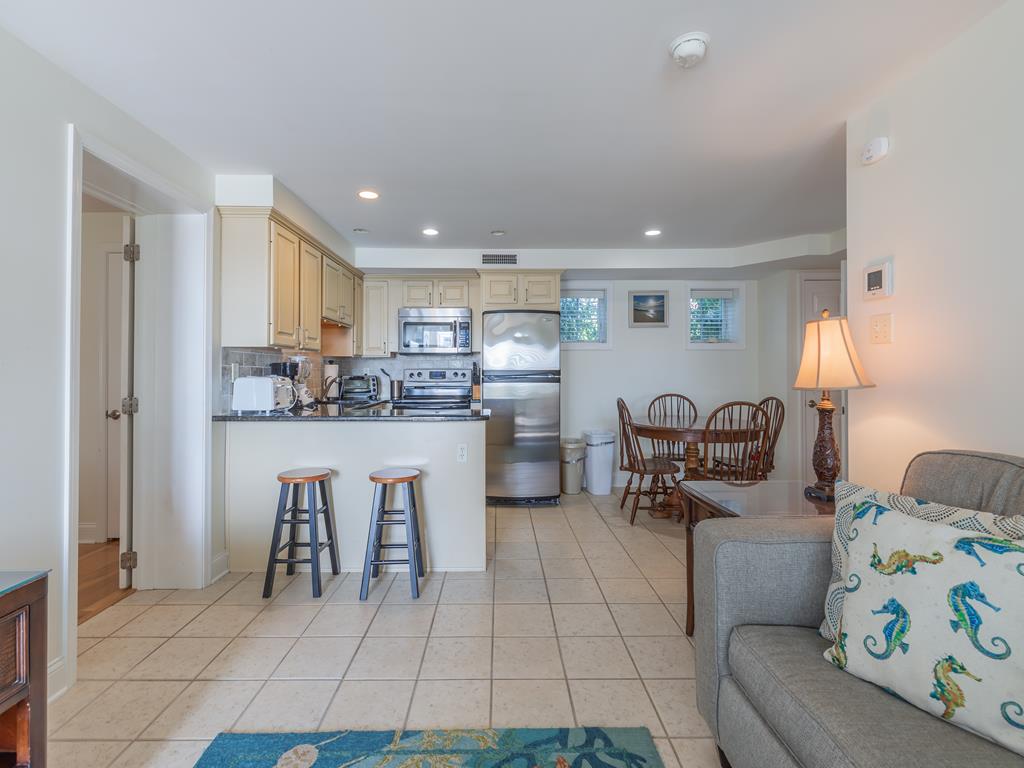 https://realtimerental.com/rrv10/RentalPhotos/1031/1031076.8.jpg