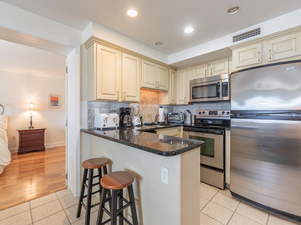 https://realtimerental.com/rrv10/RentalPhotos/1031/1031076.9.jpg