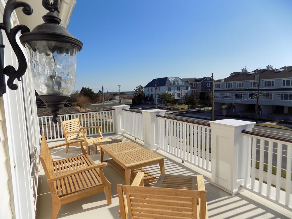 BEACH BLOCK, POOL, 6 BEDROOMS! | Photo 24