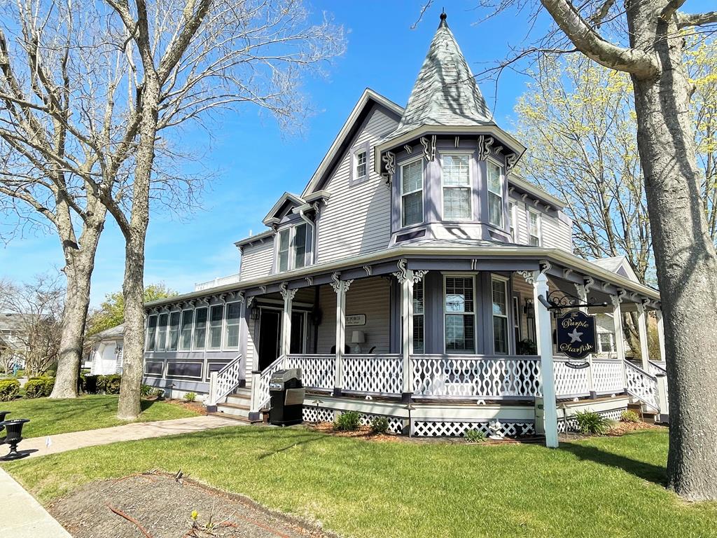 3BR/2BA Remodeled Victorian Home Photo