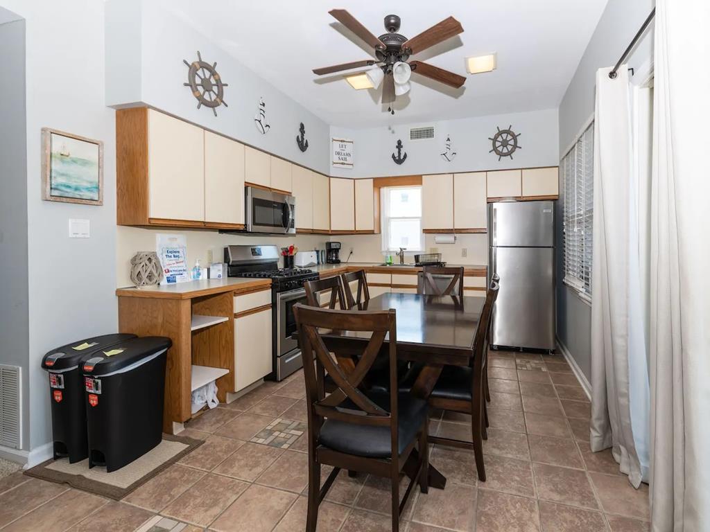 https://realtimerental.com/rrv10/RentalPhotos/1036/1036388.3.jpg